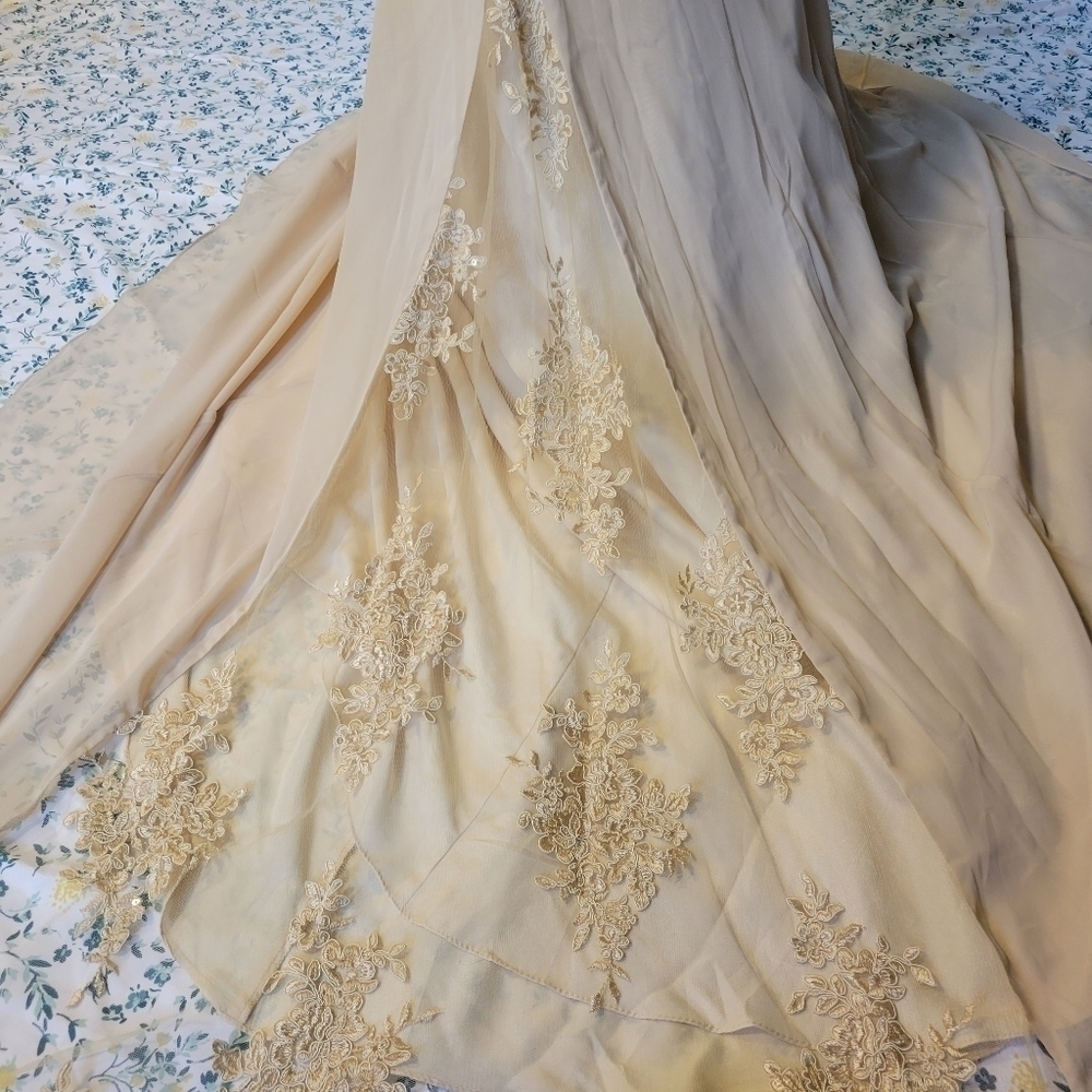 Jj"s house gown size 12, Bust 38 Waist 31.Champagne color. - Picture 5 of 12
